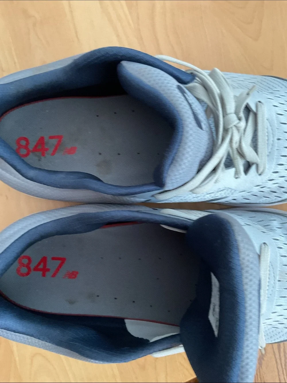 New Balance Men's 847 V4 Athletic Sneakers - Light Gray with Navy Accents